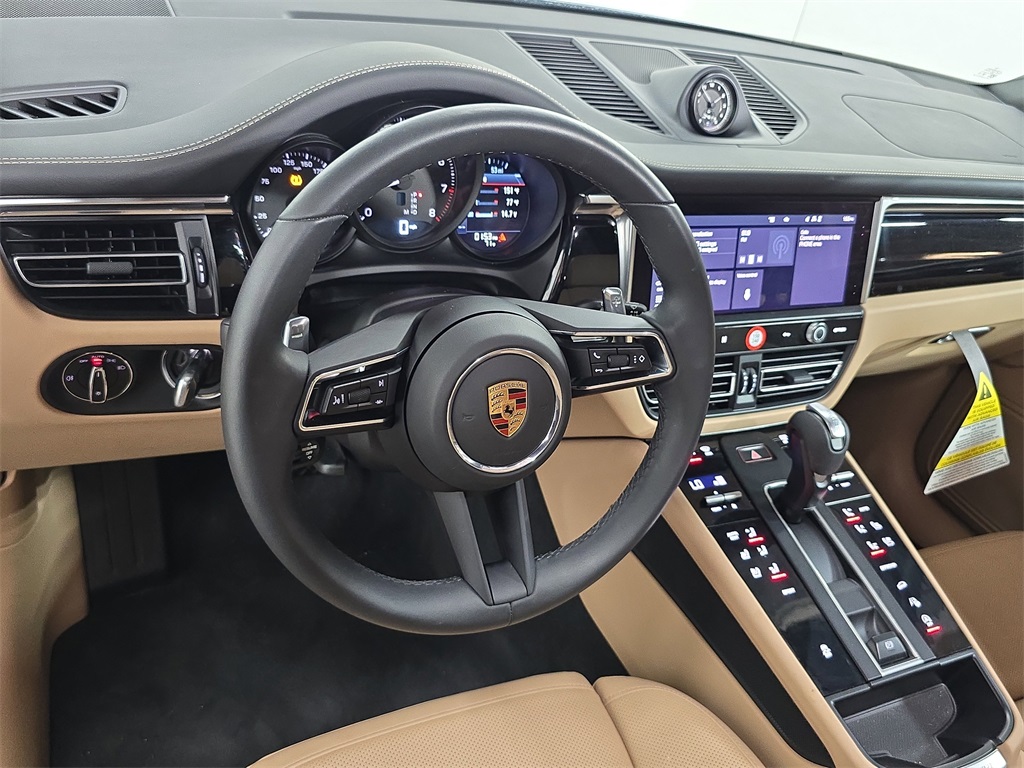 2025 Porsche Macan T photo 4