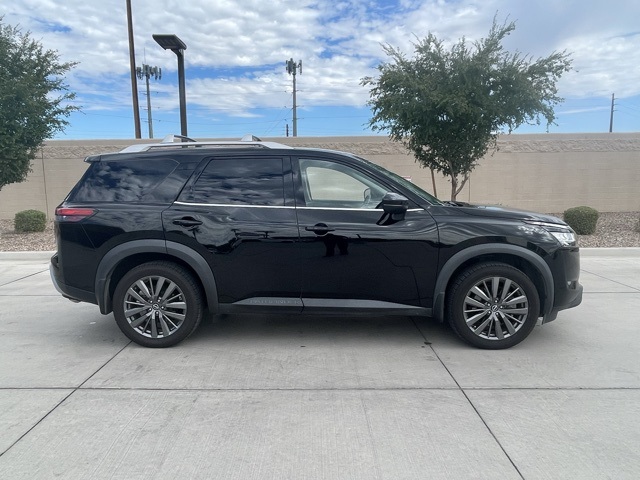 2022 Nissan Pathfinder SL photo 2