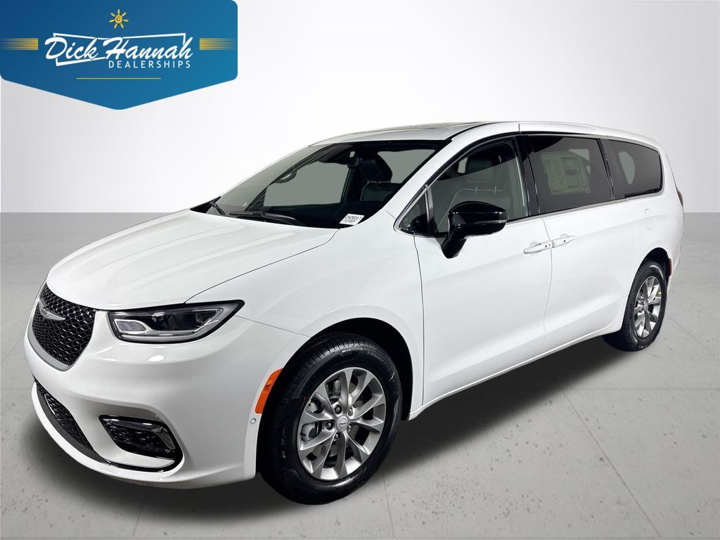 2026 Chrysler Pacifica Limited's photo