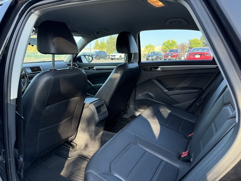 2016 Volkswagen Passat R-Line photo 17