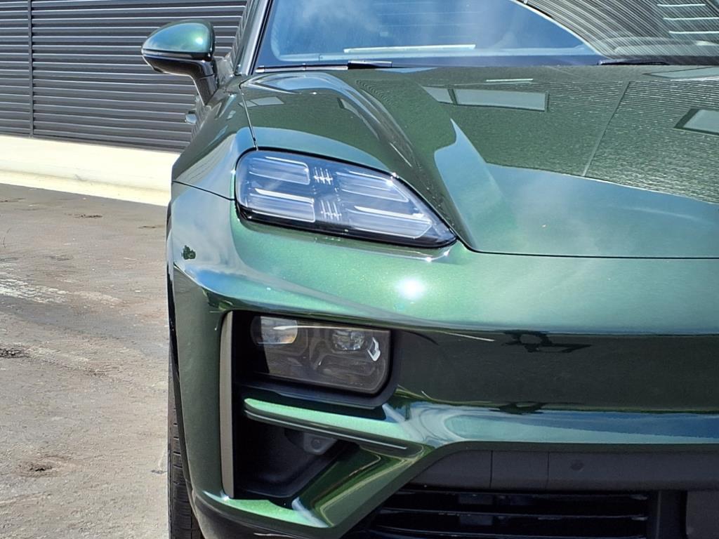 2024 Porsche Macan Electric Turbo photo 32