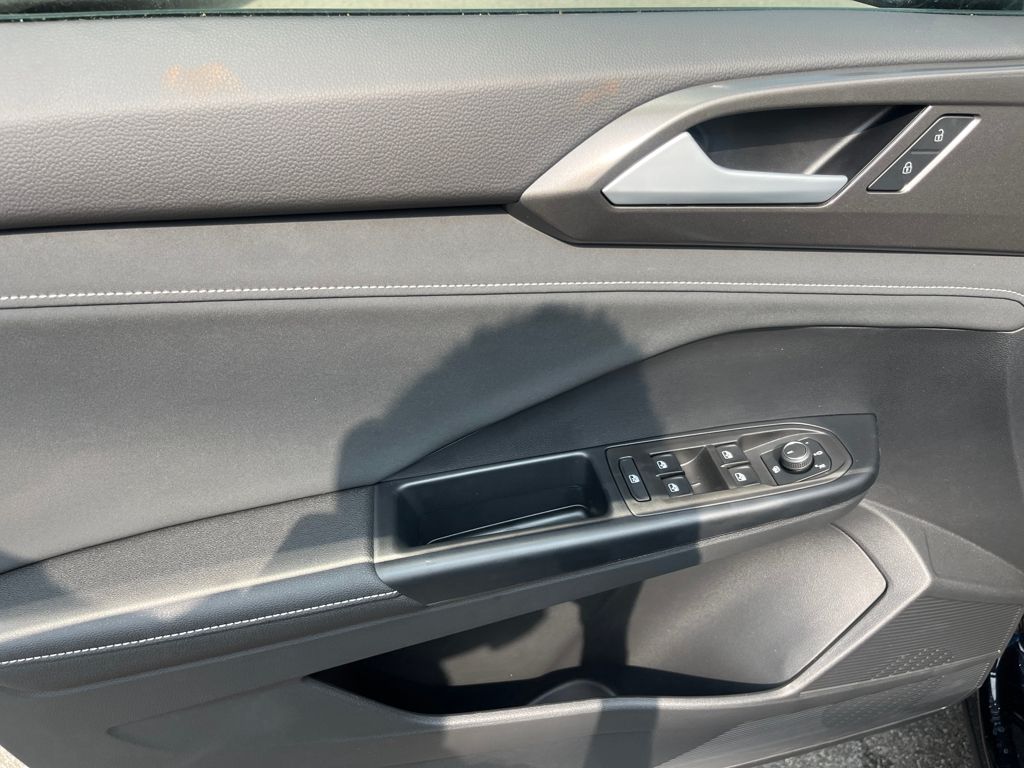2025 Volkswagen Taos SE photo 8