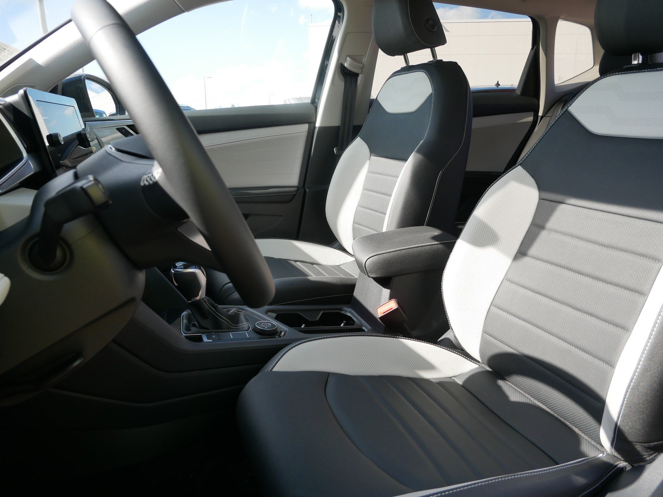 2025 Volkswagen Taos SEL photo 2