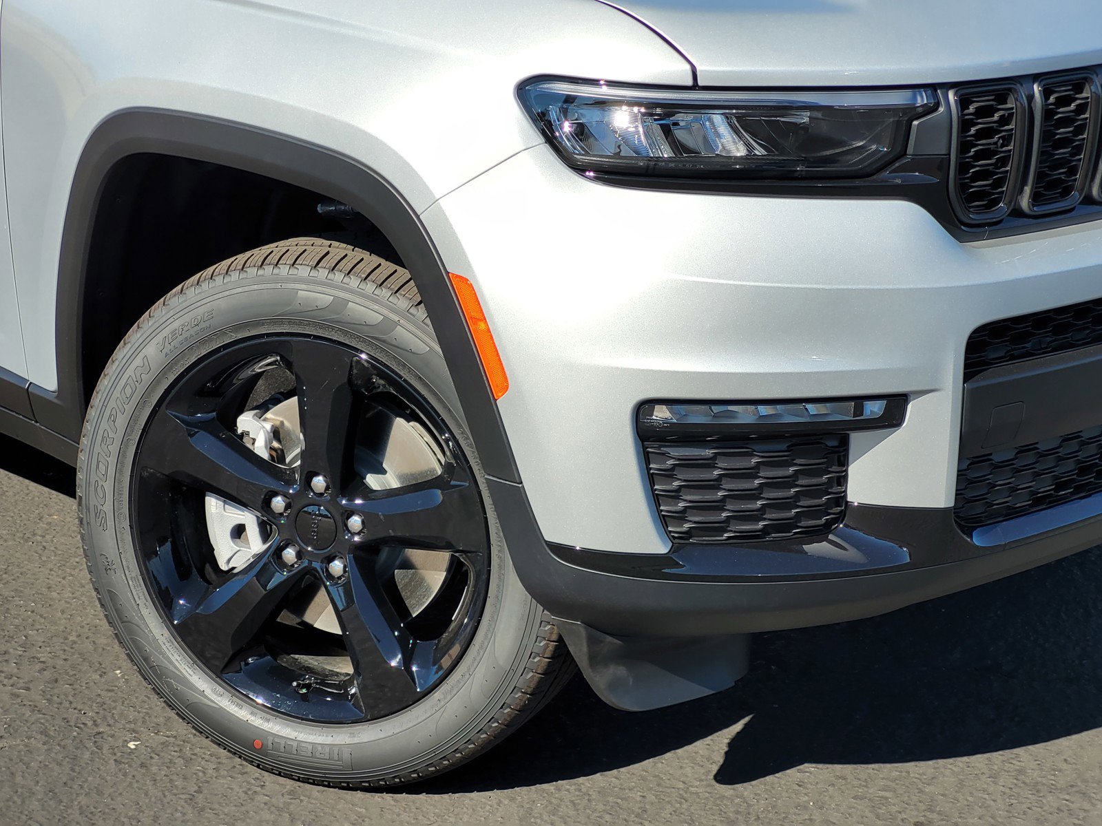 2025 Jeep Grand Cherokee Limited photo 2