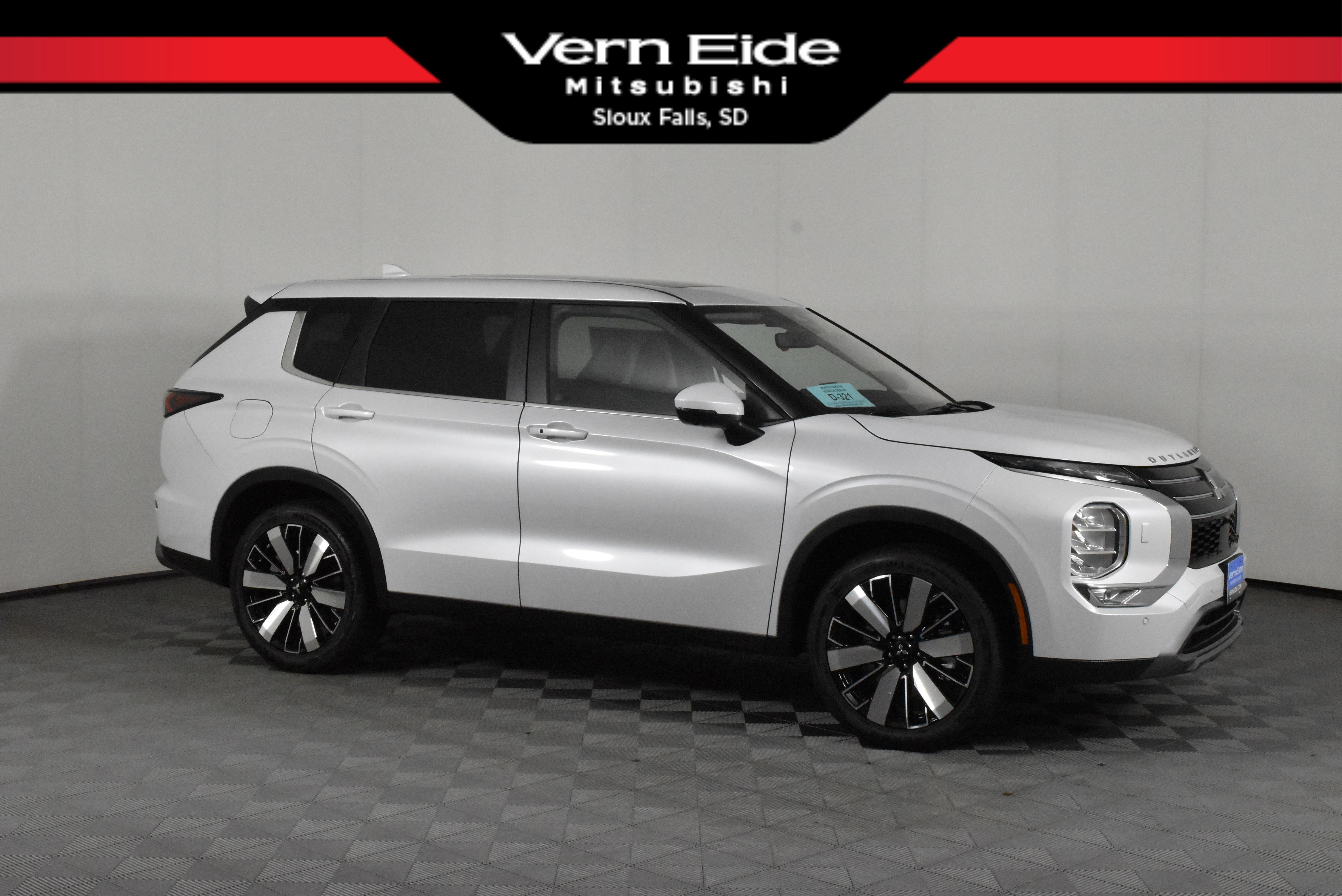 2025 Mitsubishi Outlander SE's photo