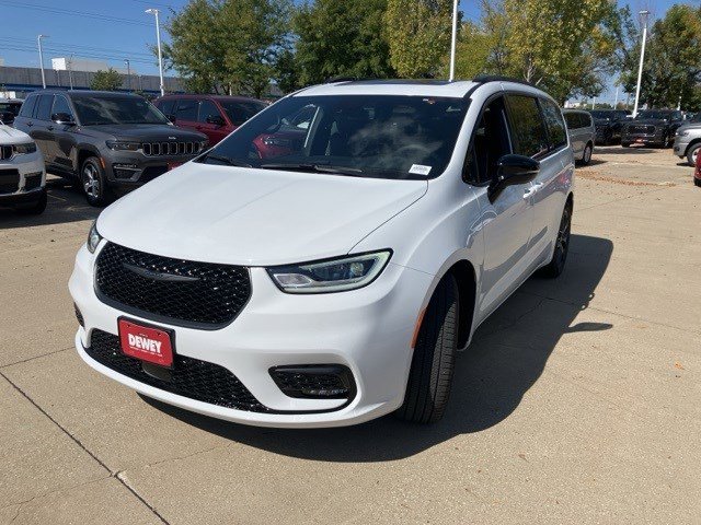 2026 Chrysler Pacifica Limited photo 3