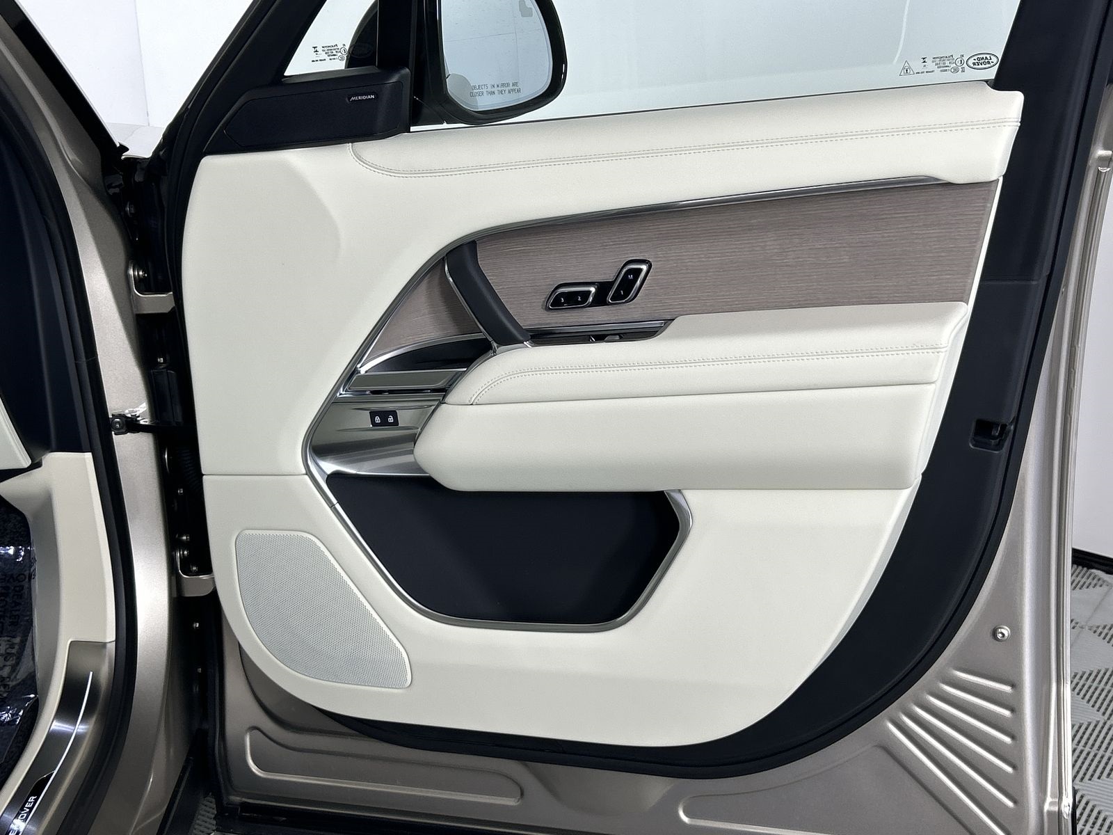 2025 Land Rover Range Rover SE photo 28