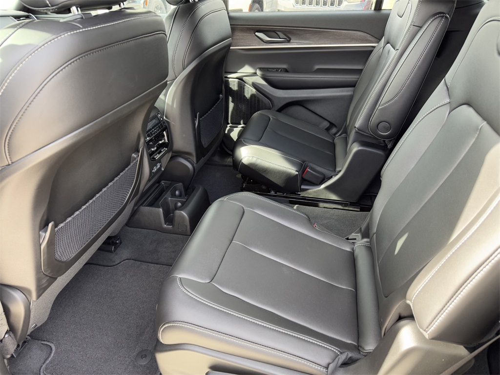2025 Jeep Grand Cherokee Limited photo 9