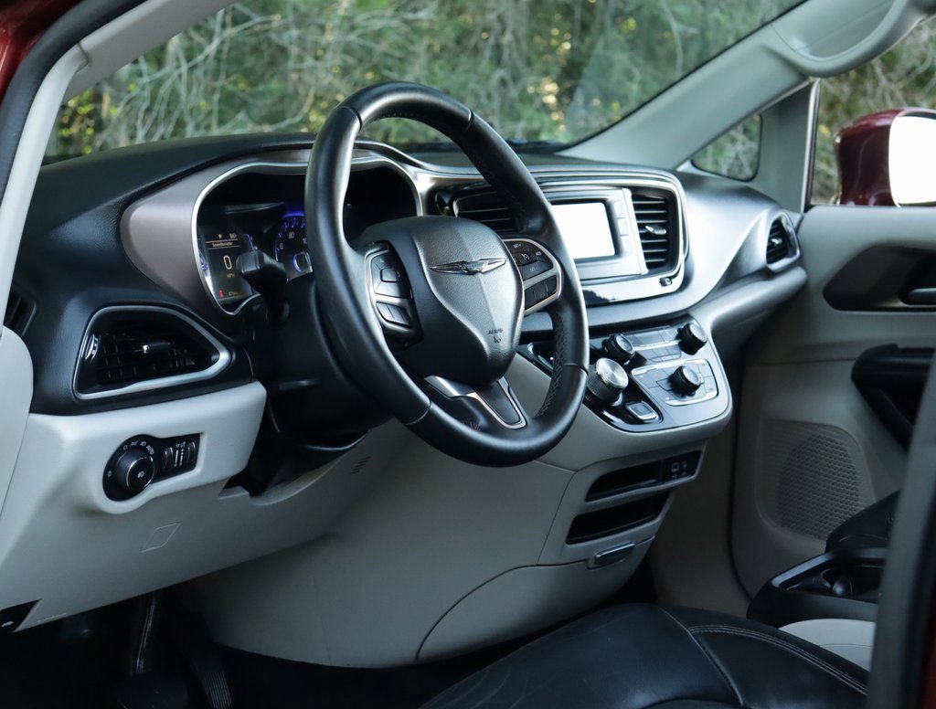 2017 Chrysler Pacifica Touring L photo 9