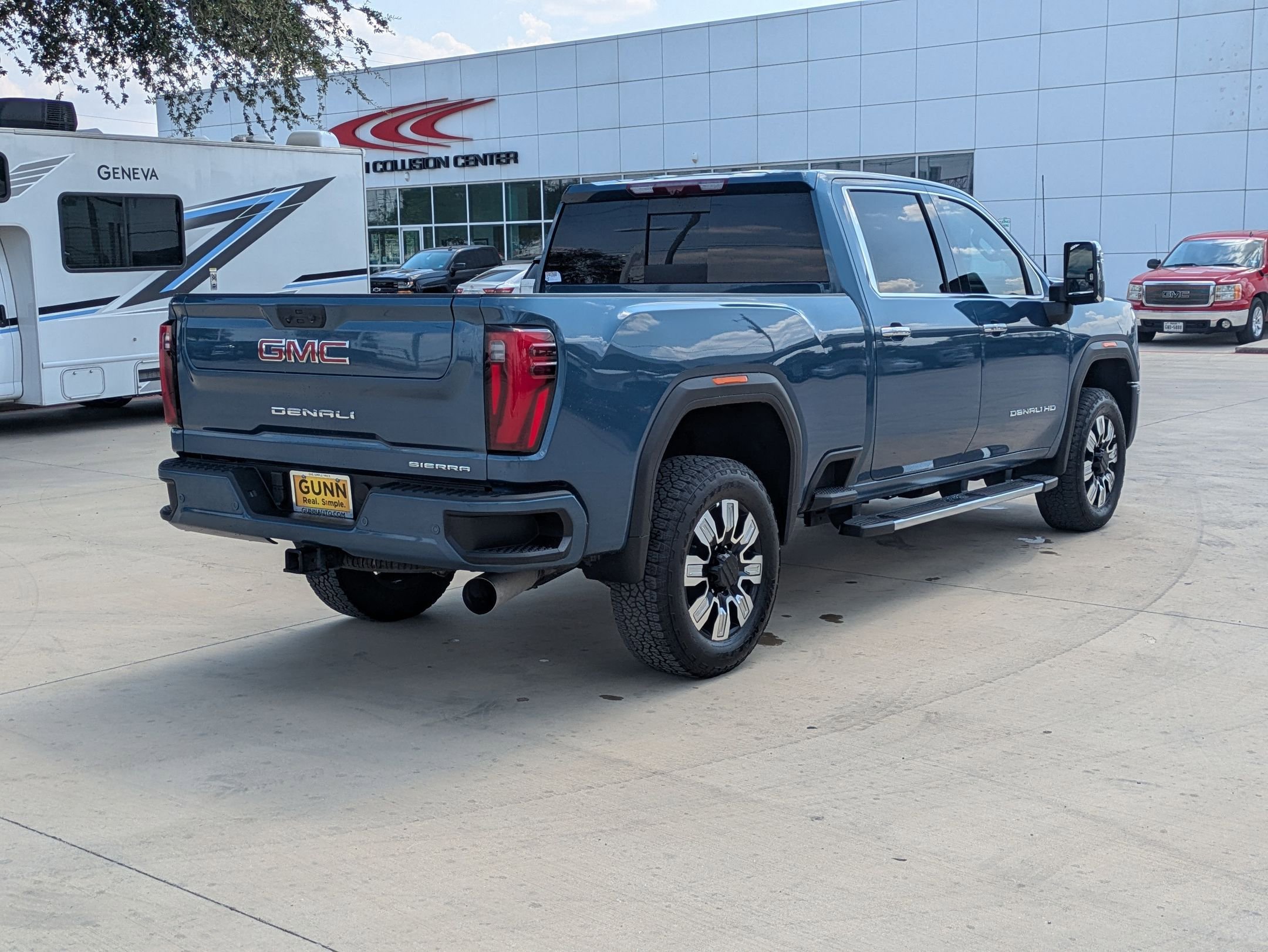 2024 Gmc Sierra HD Denali photo 2