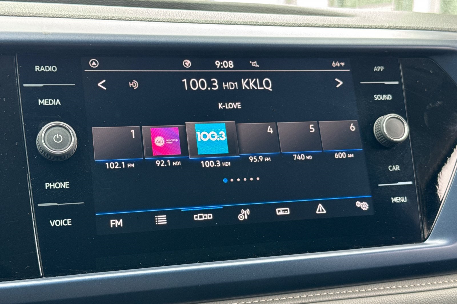 2024 Volkswagen Taos SE photo 18