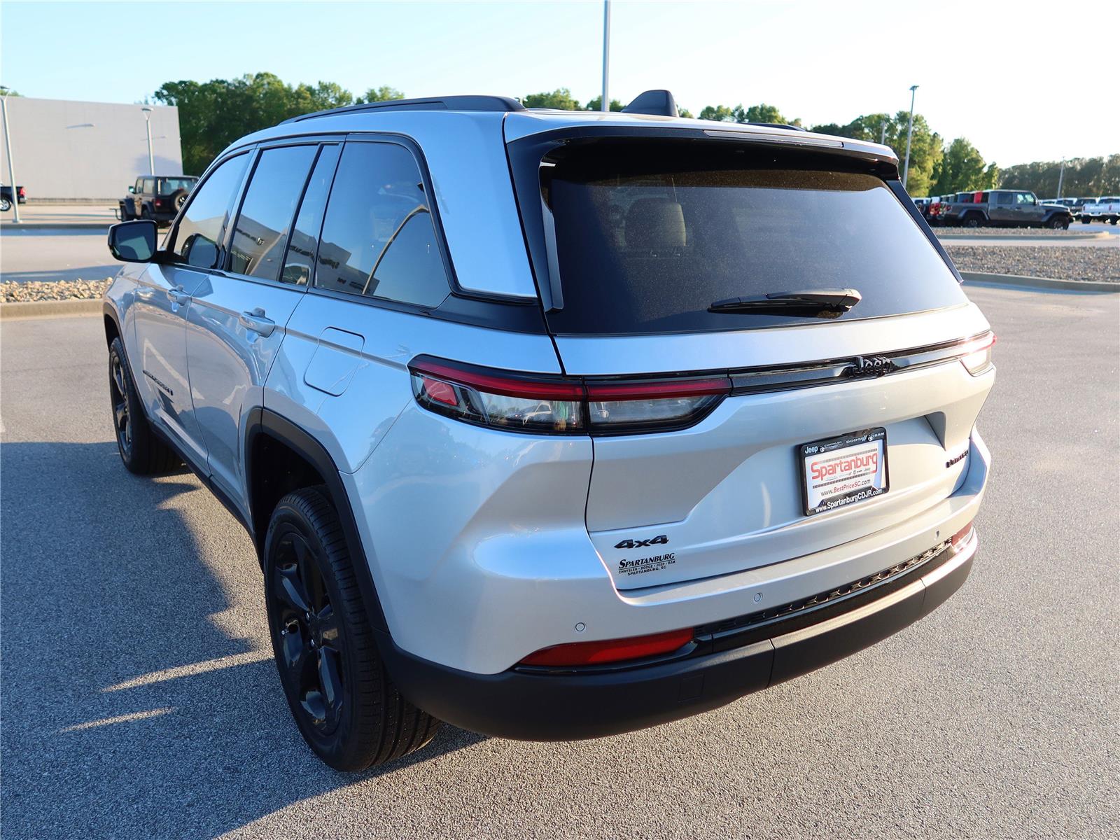 2025 Jeep Grand Cherokee Limited photo 2