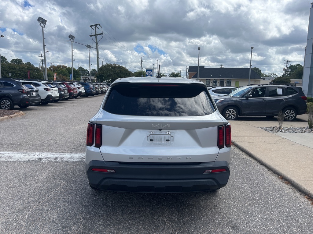 2022 Kia Sorento LX photo 3