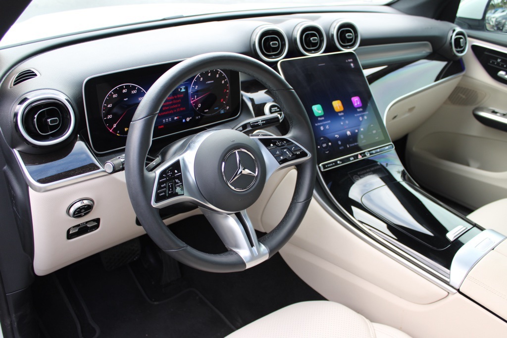 2025 Mercedes Benz GLC 300 photo 4