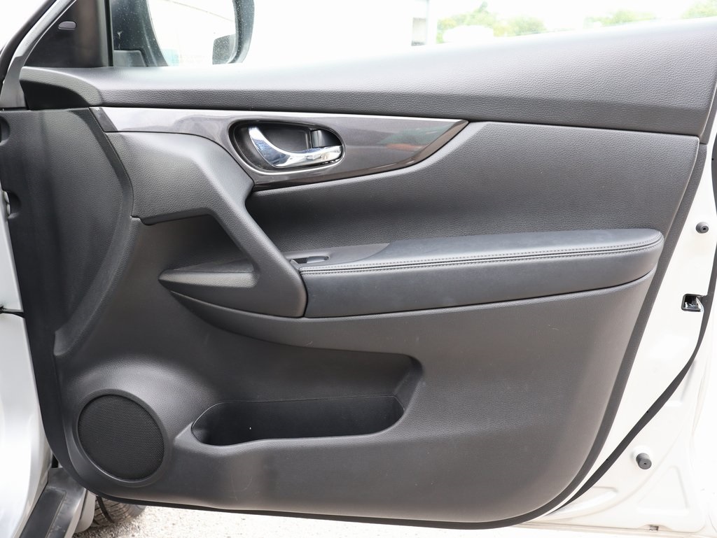 2019 Nissan Rogue SV photo 8