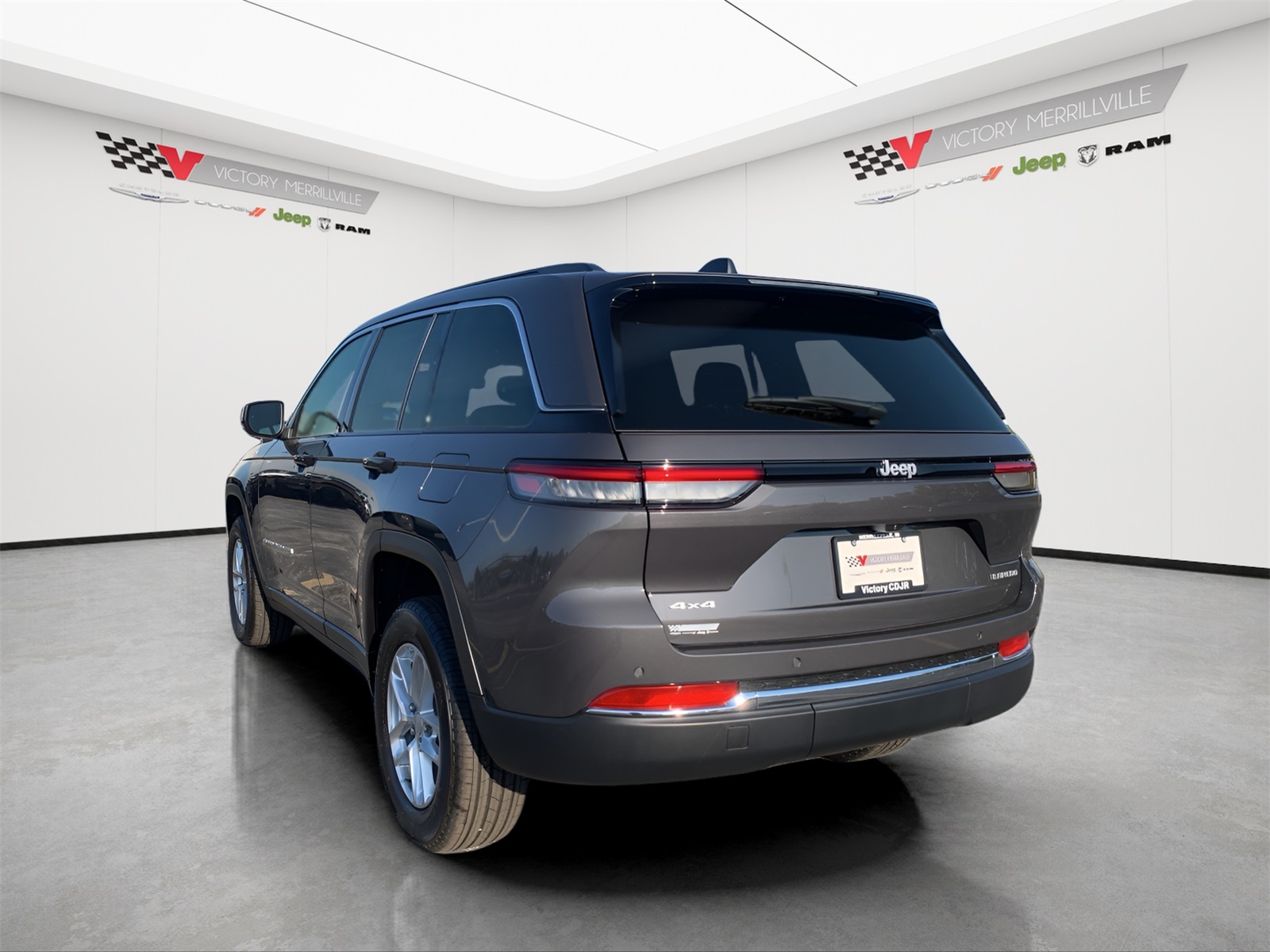 2025 Jeep Grand Cherokee Laredo photo 2