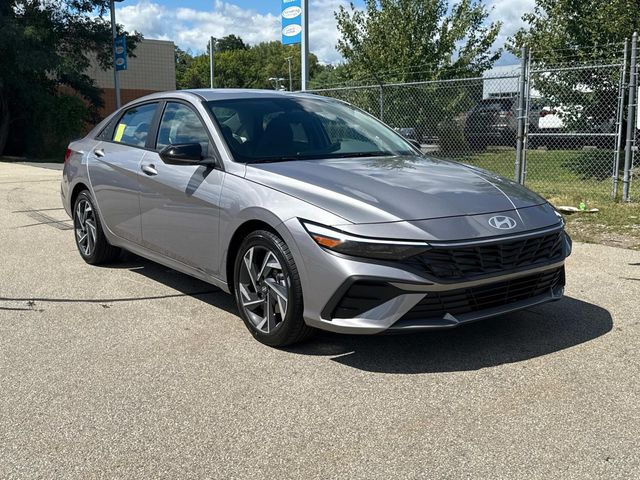 2025 Hyundai Elantra SEL Sport photo 2