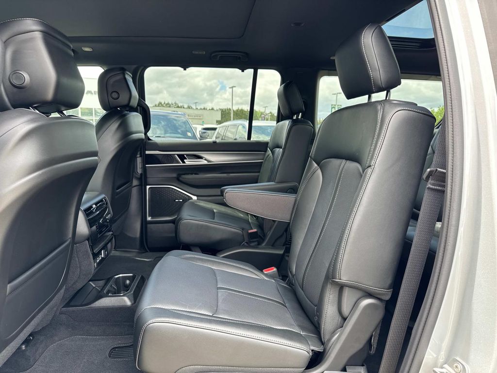 2025 Jeep Wagoneer Series II Carbide photo 4