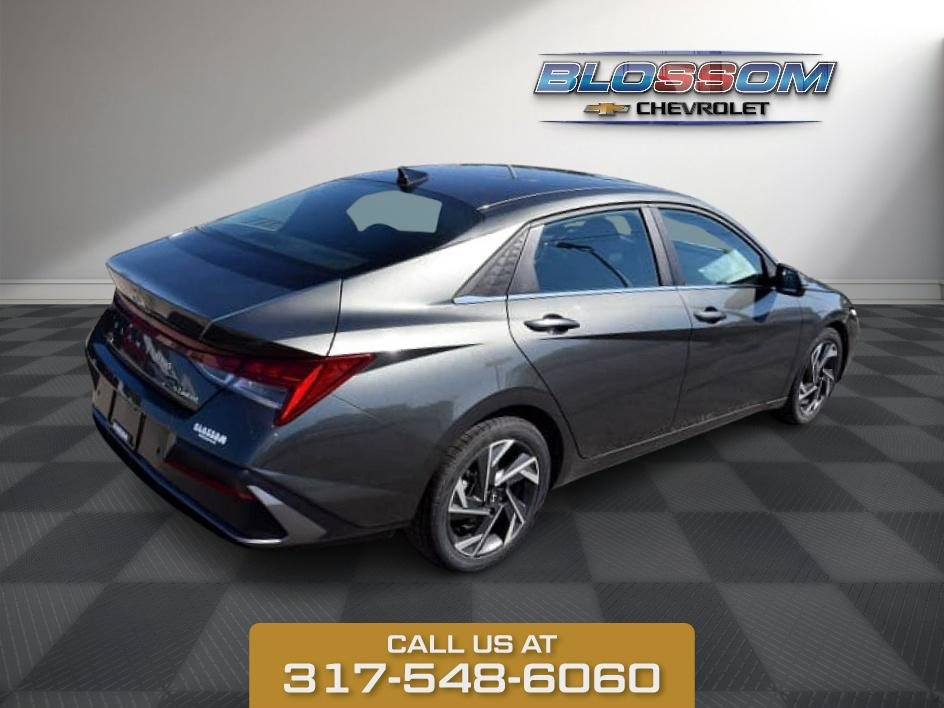 2024 Hyundai Elantra Limited photo 7