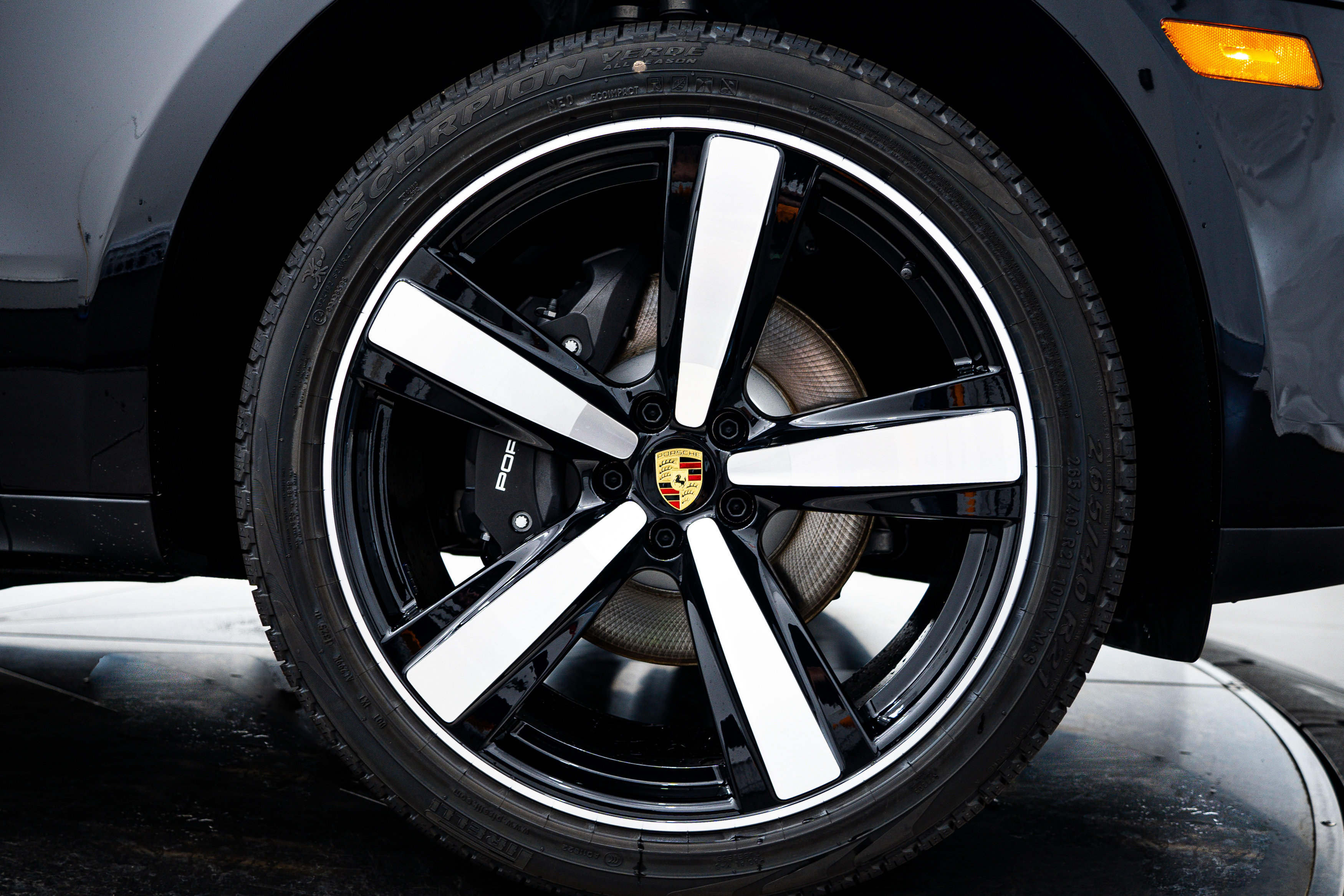 2025 Porsche Macan Base photo 9