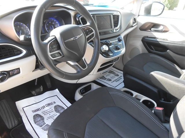 2022 Chrysler Voyager LX photo 3