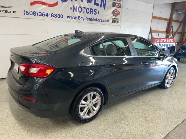 Used 2018 Chevrolet Cruze LT with VIN 1G1BE5SM4J7111191 for sale in Beloit, WI