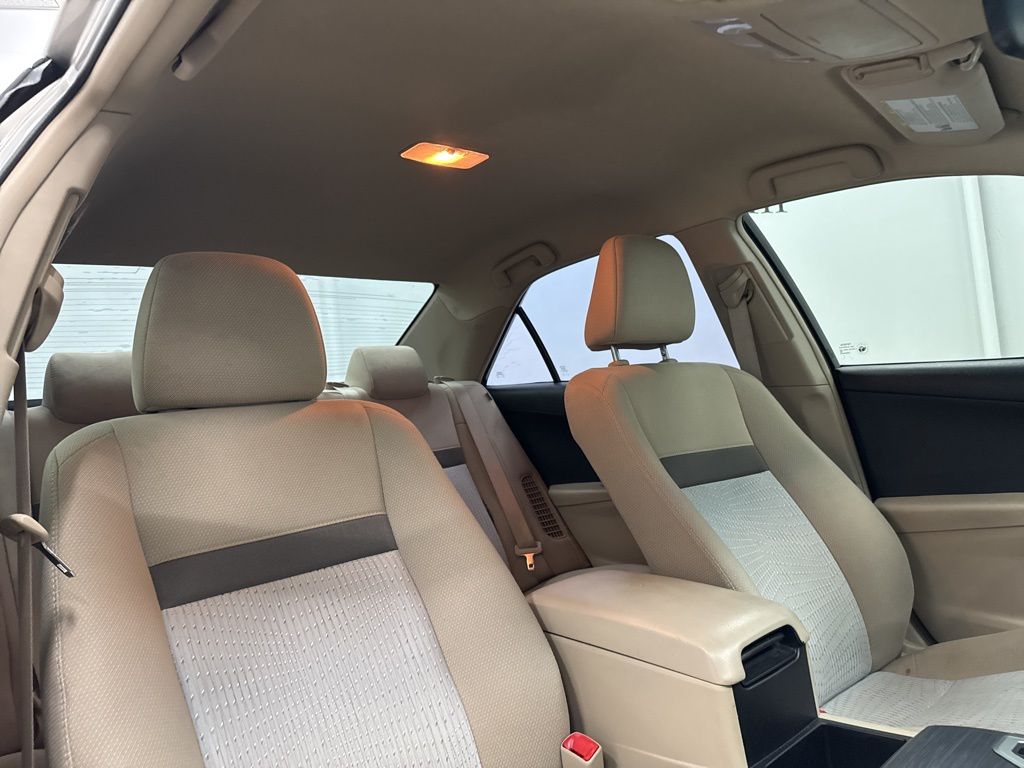 2014 Toyota Camry Hybrid LE photo 25