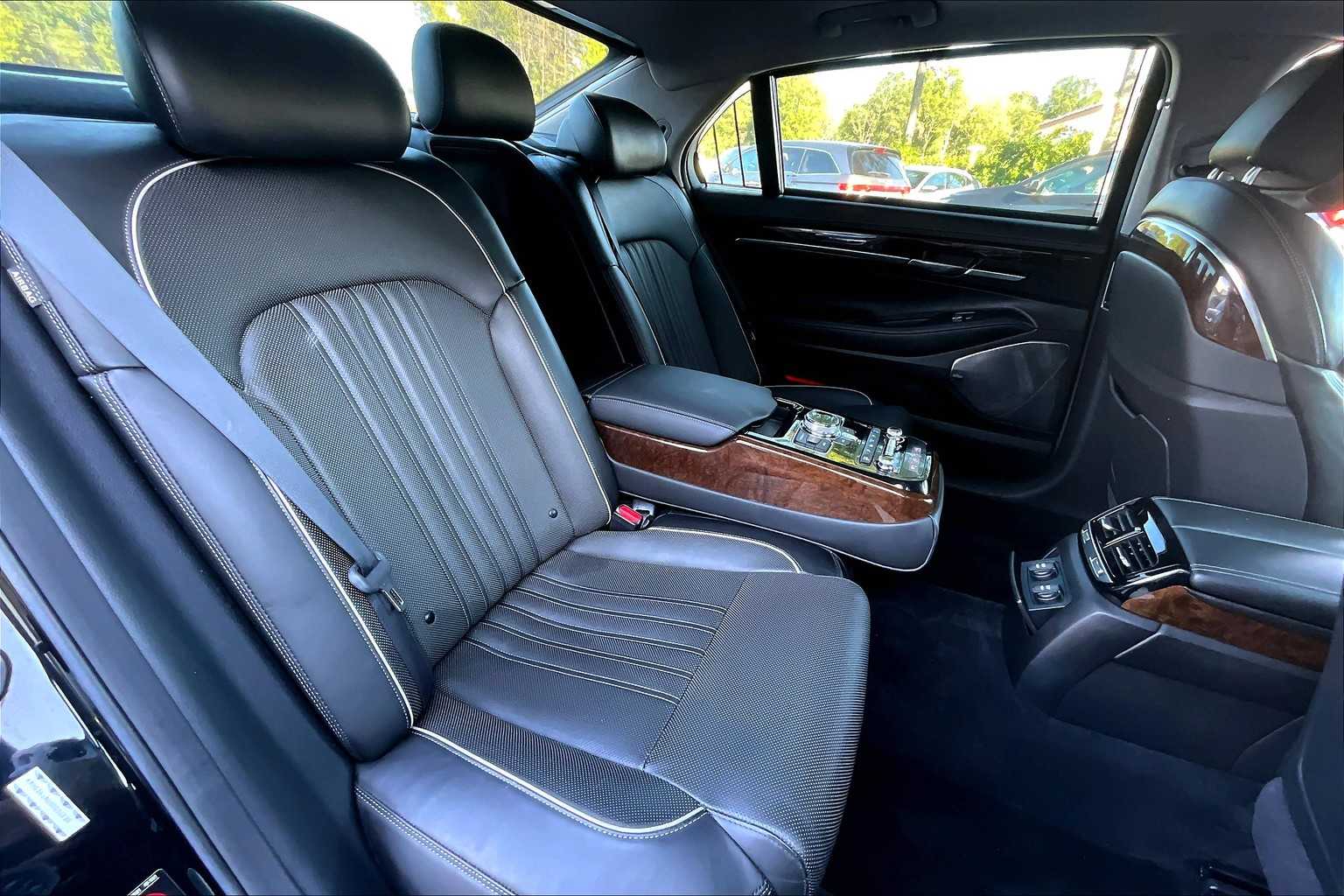 2017 Genesis G90 3.3T Premium photo 18