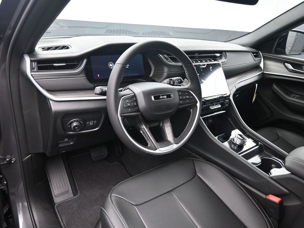 2025 Jeep Grand Cherokee Limited photo 2