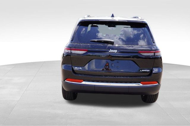 2025 Jeep Grand Cherokee Laredo photo 4