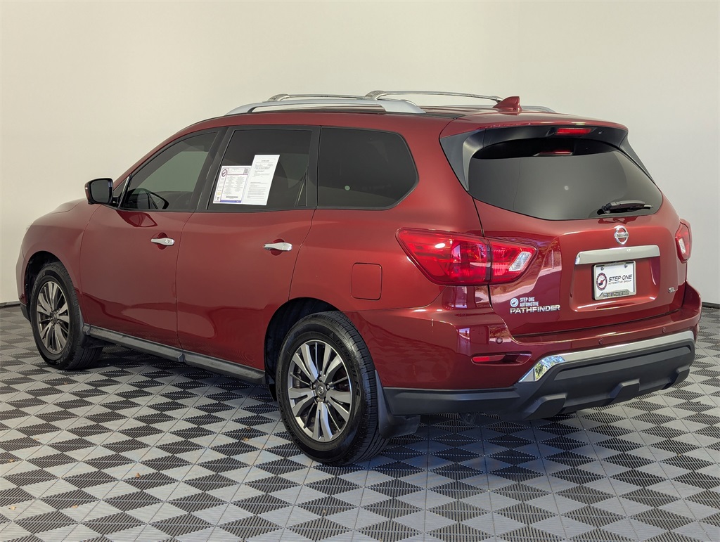 2019 Nissan Pathfinder SL photo 2
