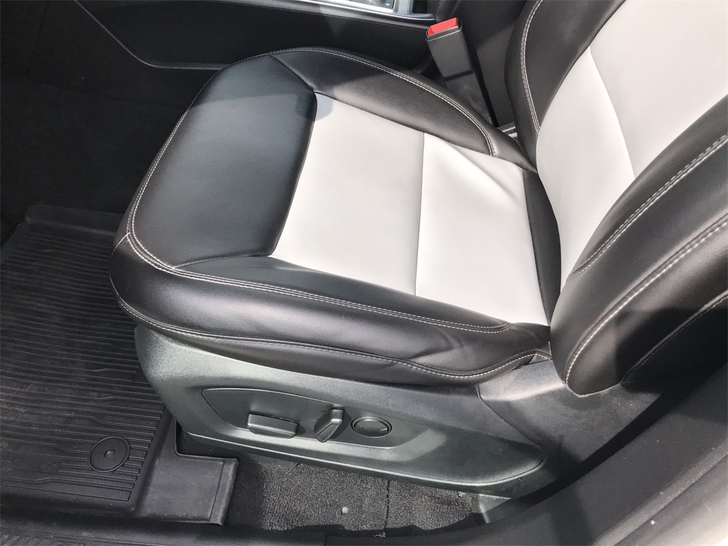 2023 Ford Explorer XLT photo 12