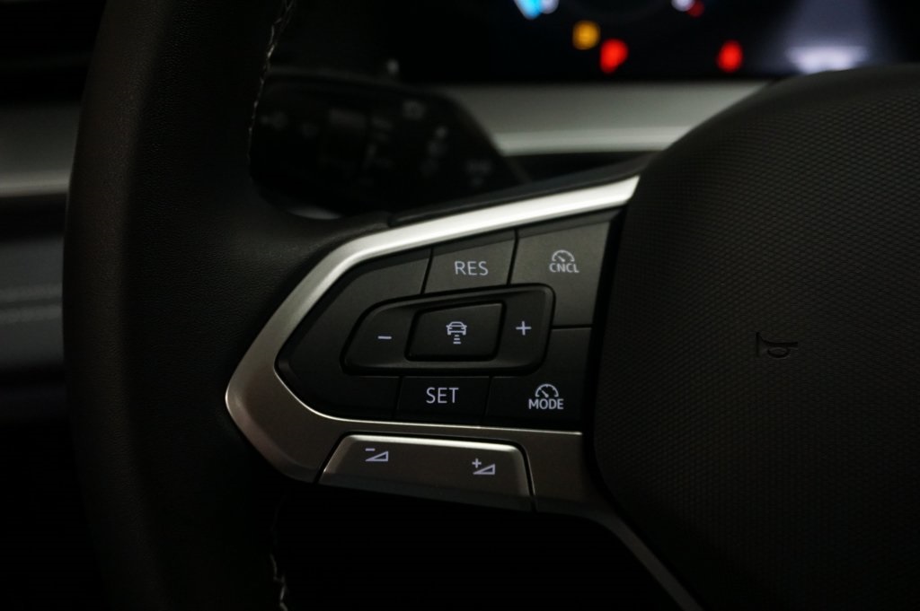 2025 Volkswagen Tiguan SE photo 19