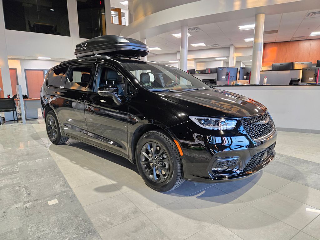 2026 Chrysler Pacifica Select's photo