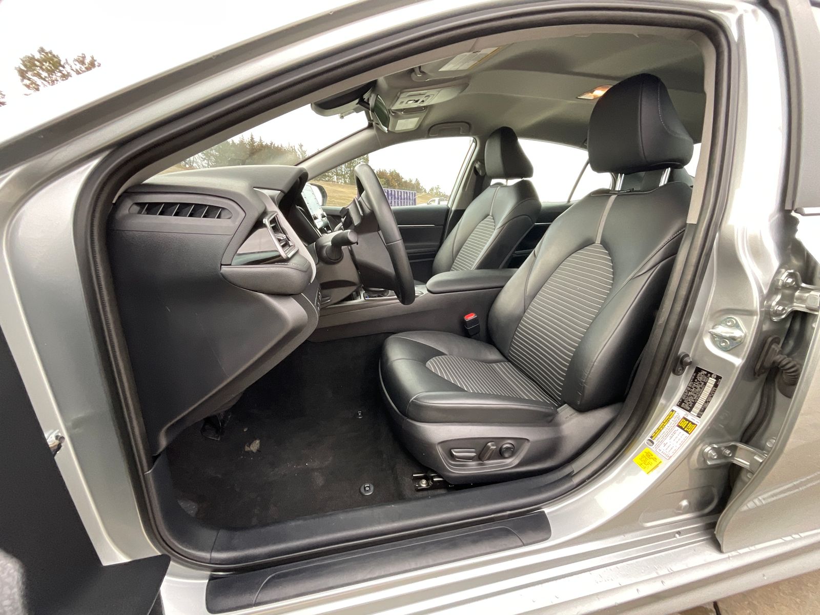 2022 Toyota Camry SE photo 9