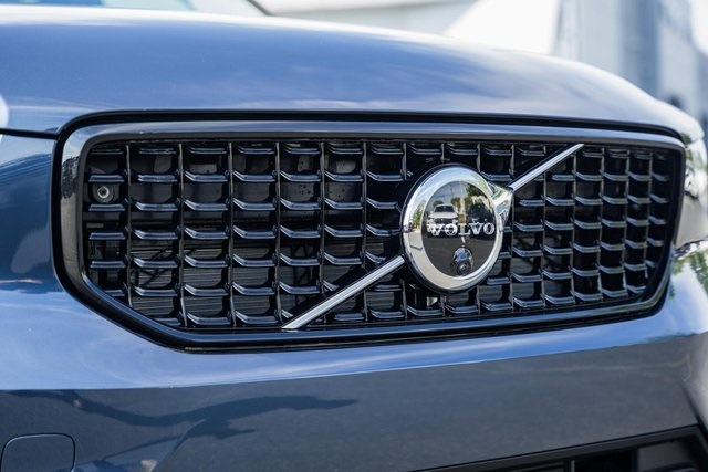 2026 Volvo XC40 AWD photo 8