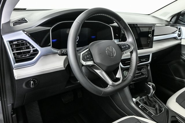 2025 Volkswagen Taos SE photo 4