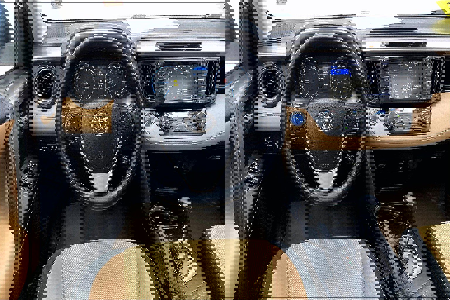 2016 Toyota RAV4 Hybrid XLE photo 4