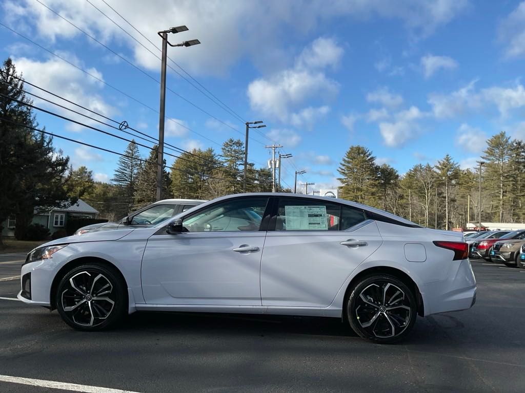 2025 Nissan Altima 2.5 SR photo 4