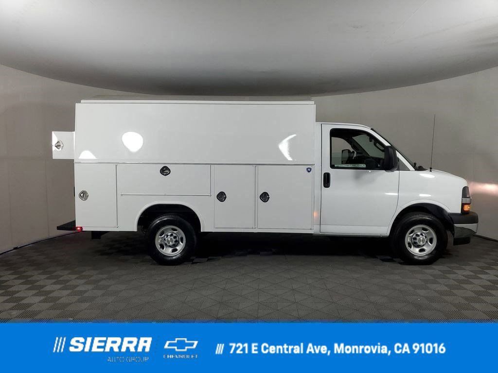 2025 Chevrolet Express Cutaway Base's photo