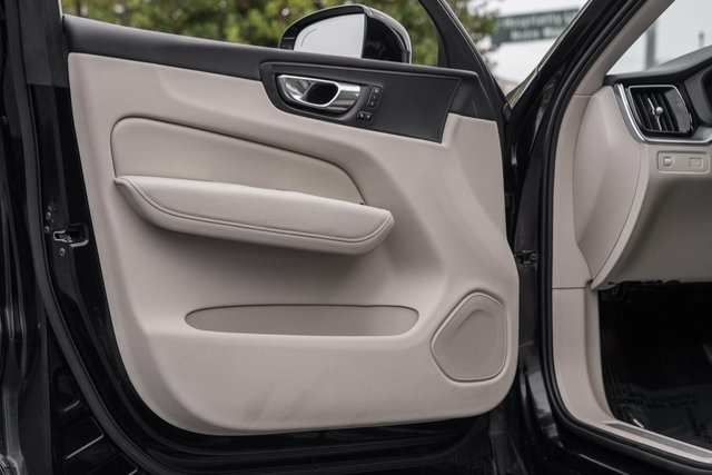2019 Volvo XC60 T5 Momentum photo 32