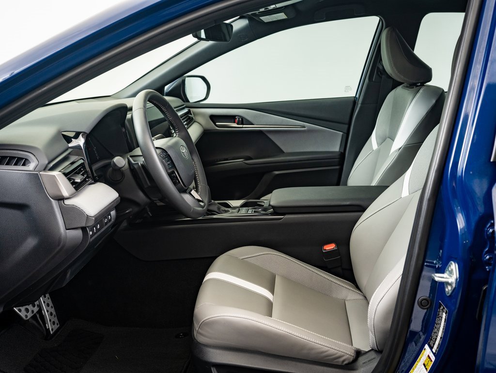 2025 Toyota Camry SE photo 17