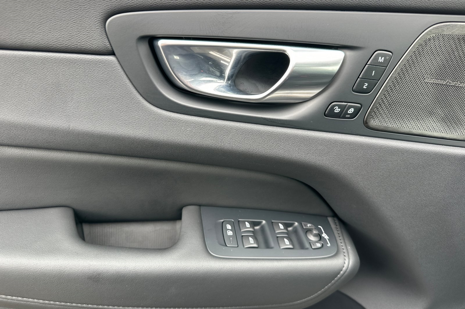 2025 Volvo XC60 Hybrid T8 Plus photo 8
