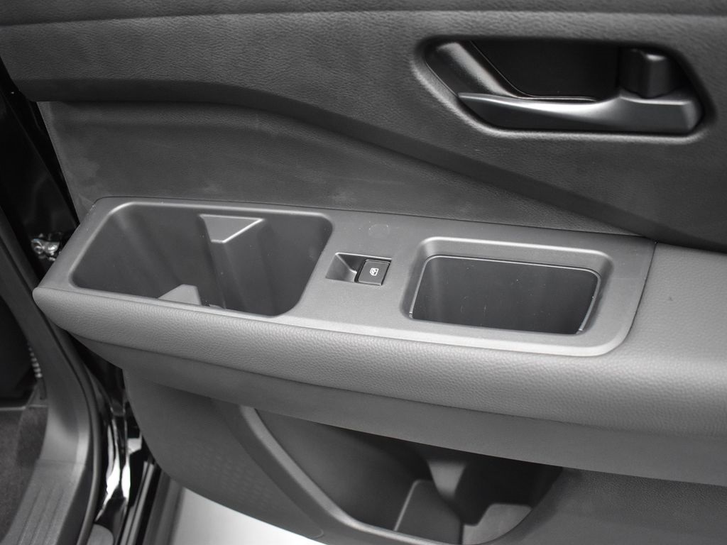 2025 Nissan Pathfinder S photo 18