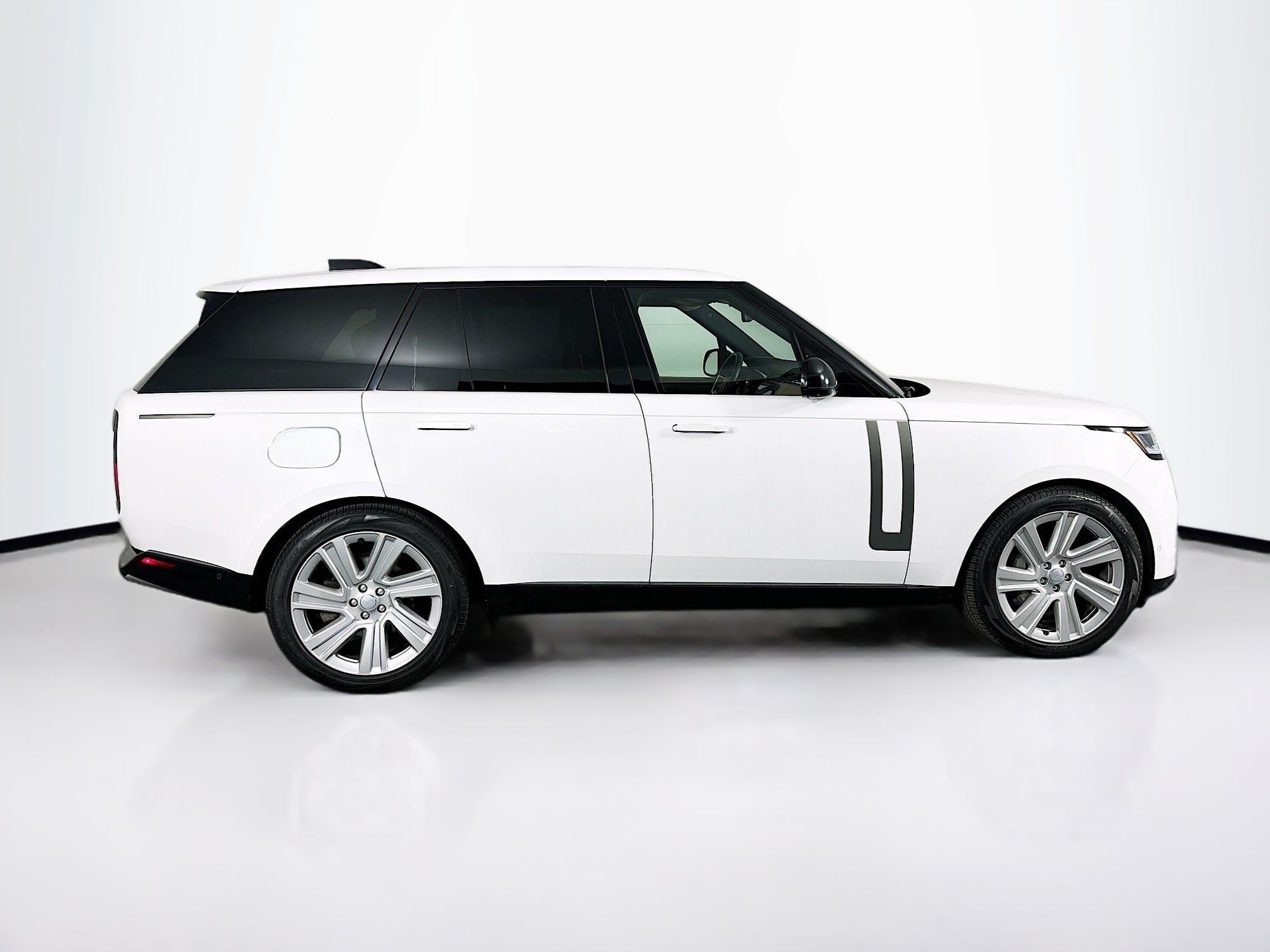 2023 Land Rover Range Rover SE photo 4