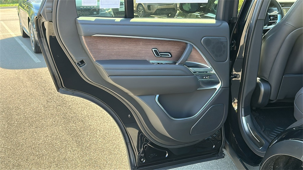 2025 Land Rover Range Rover SE photo 21