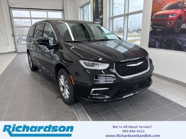 2026 Chrysler Pacifica Select's photo
