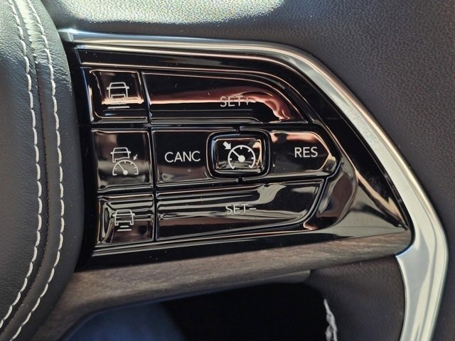 2025 Jeep Grand Cherokee Overland photo 16
