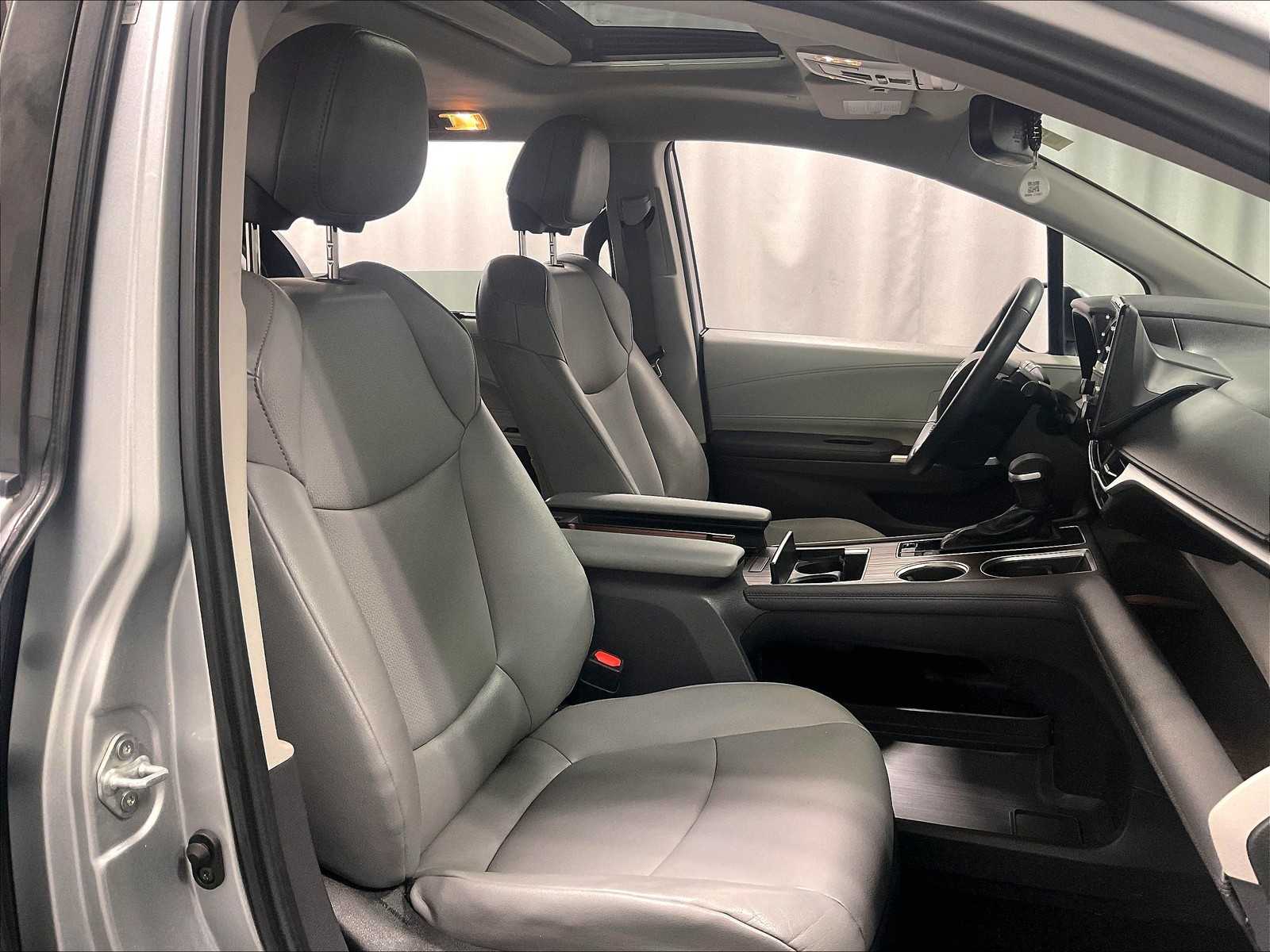 2022 Toyota Sienna XLE photo 11