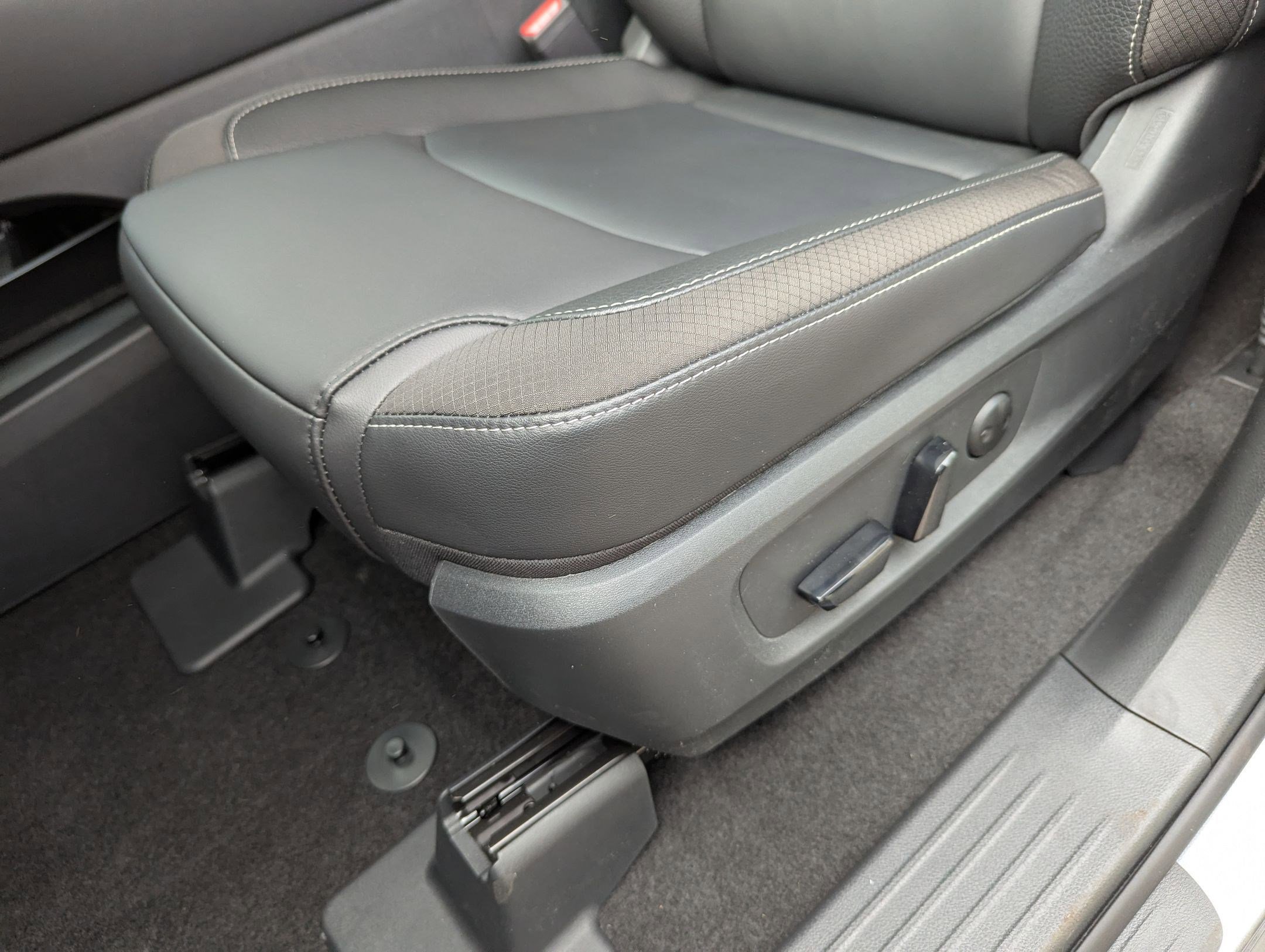 2025 Nissan Pathfinder SL photo 4